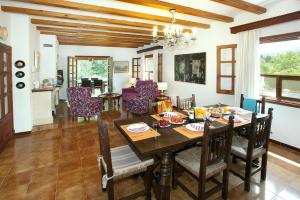 een eetkamer en woonkamer met een tafel en stoelen bij Villa ROTGER in Pollença
