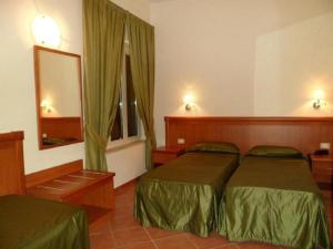 Tempat tidur dalam kamar di Park Hotel Villamaria