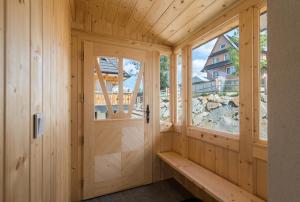 Habitación de madera con puerta y ventanas en Domek 990m npm en Zakopane