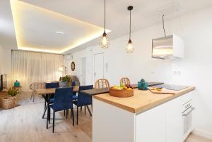 - une cuisine et une salle à manger avec une table et des chaises dans l'établissement Conde Alcalá Centro Parking Gratuito, à Grenade