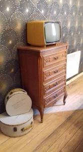 a tv sitting on top of a dresser with a toilet at Château de Nettancourt in Nettancourt