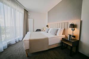 Кровать или кровати в номере V Hotel Warsaw