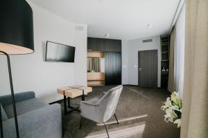 Televízia a/alebo spoločenská miestnosť v ubytovaní B&B HOTEL Warsaw East