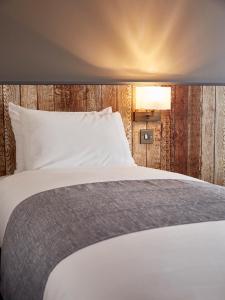 Llit o llits en una habitació de The Churchill By Greene King Inns