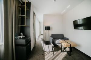 Televízia a/alebo spoločenská miestnosť v ubytovaní B&B HOTEL Warsaw East