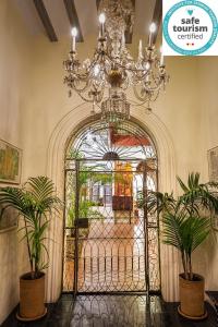 un cancello dorato decorato in un edificio con piante di Las Casas de El Arenal a Siviglia