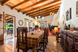 eine Küche und ein Esszimmer mit Tisch und Stühlen in der Unterkunft Villa MORENO in Pollença