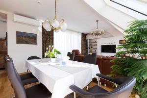 jadalnia z białym stołem i krzesłami w obiekcie Großes Penthouse #12 mit Terrasse und Aussicht w Wiedniu