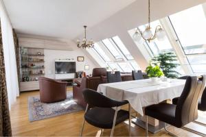 jadalnia ze stołem i krzesłami w obiekcie Großes Penthouse #12 mit Terrasse und Aussicht w Wiedniu