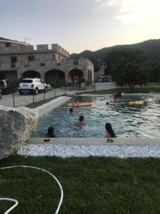 - un groupe de personnes se baignant dans une piscine dans l'établissement residenza monarka, à Marina di Davoli
