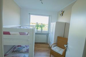 een kleine kamer met een stapelbed en een raam bij Haus Hagelshoek in Bad Bentheim