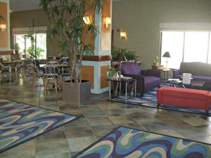 um átrio com sofás, cadeiras e mesas em Holiday Inn Rock Springs, an IHG Hotel em Rock Springs