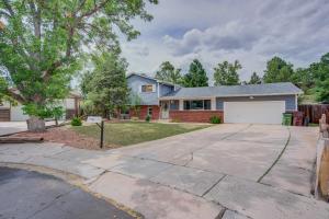 ein Haus mit Auffahrt und Garage in der Unterkunft Wonderful Spacious 5BR Colorado Springs House in Colorado Springs