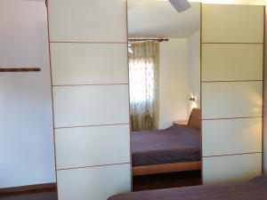 una camera con letto e specchio di Appartamento a Cadoneghe Storica a Cadoneghe