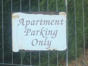 un panneau sur une porte indiquant uniquement le stationnement de l'appartement dans l'établissement Casa in campagna a due passi dal mare, à Pise