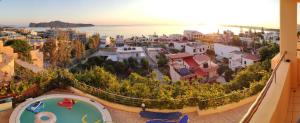 una vista aérea de una ciudad con un complejo en Blue Villas, en Agia Marina de Nea Kydonia
