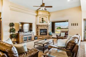 Una sala de estar con muebles de cuero y chimenea. en Sand Hollow Holiday, en Hurricane