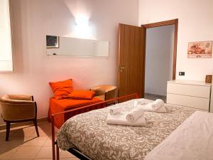 una camera d'albergo con letto e sedia di La Casetta a Matera