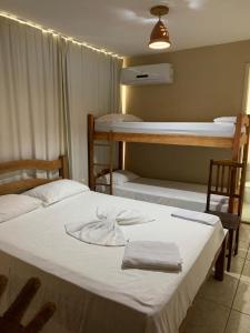 - une chambre avec 2 lits et 2 lits superposés dans l'établissement Pousada Galeão Pirata, à Abrantes