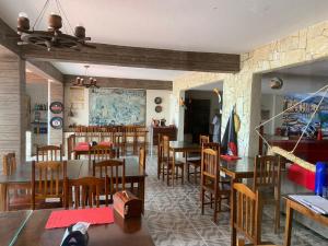 une salle à manger avec des tables et des chaises en bois dans l'établissement Pousada Galeão Pirata, à Abrantes