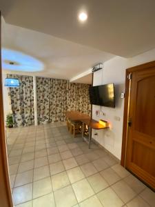 - une salle à manger avec une table et une télévision dans la chambre dans l'établissement CASA LIBERTAD, à Playa Jandía