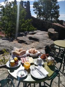 Options de petit-déjeuner proposées aux clients de l'établissement Casa da Vila