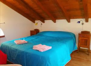 Tempat tidur dalam kamar di La casetta di Biancaneve Valtellina e lago di Como