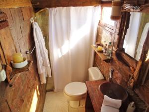 łazienka z umywalką, toaletą i oknem w obiekcie La Perla del Cabo w mieście Cabo Polonio