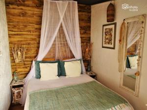 sypialnia z łóżkiem w pokoju z oknem w obiekcie La Perla del Cabo w mieście Cabo Polonio