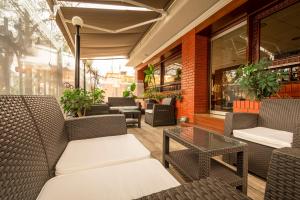 een patio met rieten stoelen en een tafel bij Hotel El Marqués in Lima