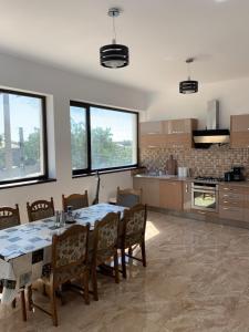 kuchnia ze stołem i krzesłami w pokoju w obiekcie NIKO’S HOUSE w mieście Greci