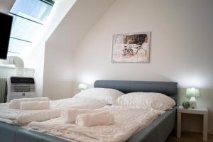 1 dormitorio con 1 cama con una bicicleta en la pared en Ideal 2BR - Lovely for Longstays, en Viena