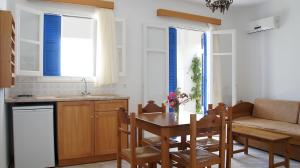 レフコス・カルパトスにあるPleiades Apartmentsのキッチン、ダイニングルーム(テーブル、ソファ付)