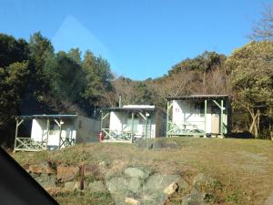 un groupe de trois bâtiments au sommet d'une colline dans l'établissement Minamiizu Land Hopia - Vacation STAY 83967, à Ihama