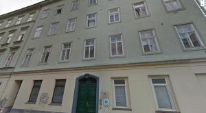 ein Gebäude mit einer grünen Tür davor in der Unterkunft Ideal 2BR - Lovely for Longstays in Wien