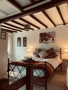 una camera con un grande letto di Cobb Cottage a Bovey Tracey