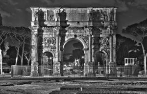 una foto in bianco e nero di un edificio di notte di Malenki a Roma