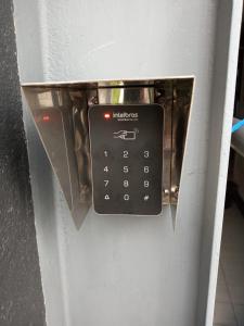 - une planche à clé sur le côté d'un réfrigérateur dans l'établissement Economy Suites, à Natal