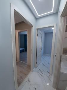 una camera con specchio e corridoio di Secheni Apartment a Užhorod
