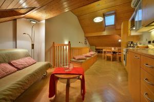 una sala de estar con un sofá y una mesa en Old Town Apartments Tyn, en Praga
