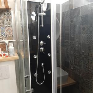 eine Dusche mit einer Glastür in einem Badezimmer in der Unterkunft Beau studio refait a neuf centre ville avec clim balcon in Narbonne