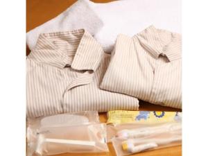 stos białych koszul siedzących na stole w obiekcie Frame Hotel Sapporo - Vacation STAY 92375 w mieście Sapporo