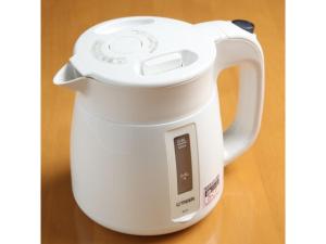 Biały czajnik elektryczny na stole w obiekcie Frame Hotel Sapporo - Vacation STAY 92375 w mieście Sapporo