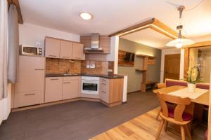 A kitchen or kitchenette at Sennerhof