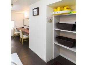 um quarto com prateleiras brancas e uma mesa em Frame Hotel Sapporo - Vacation STAY 92392 em Sapporo