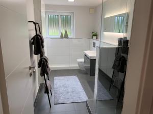 Koupelna v ubytování Traumhafte Ferienwohnung nahe dem Nord-Ostsee-Kanal
