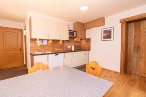 A kitchen or kitchenette at Sennerhof