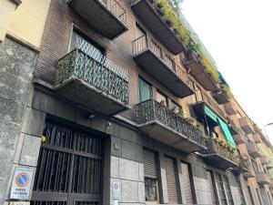 un edificio con balcones en un lateral en #italianattitude, en Milán
