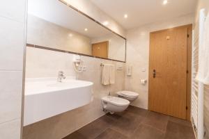 A bathroom at Sennerhof