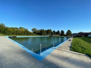 una piscina d'acqua in un parco di Caravan on Ranch a Třebívlice